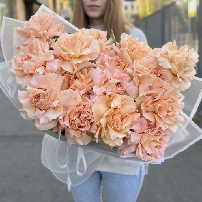 Букет из 15 пышных абрикосовых роз Принцес Краун