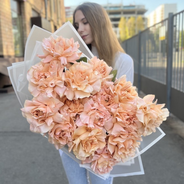 Букет из 15 пышных абрикосовых роз Принцес Краун