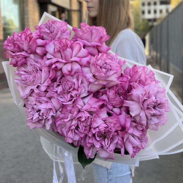 Букет из 15 пышных сиреневых роз Куинс Краун