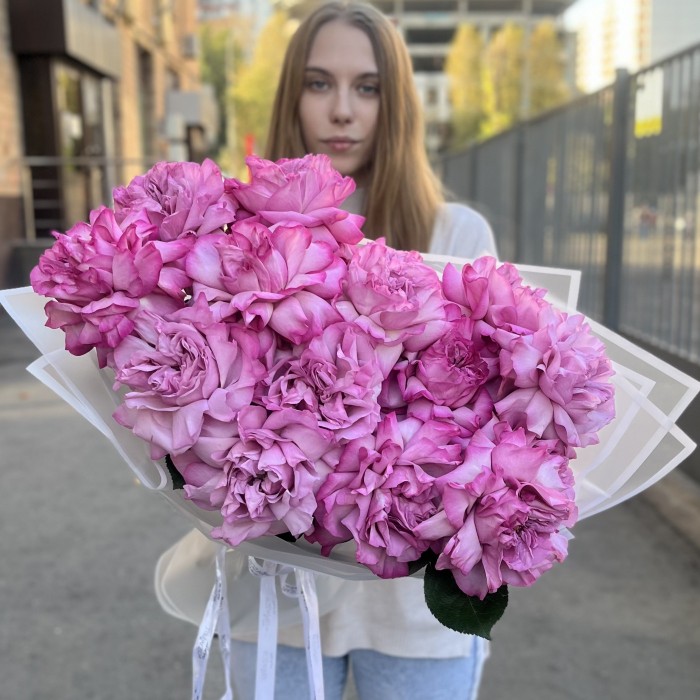 Букет из 15 пышных сиреневых роз Куинс Краун