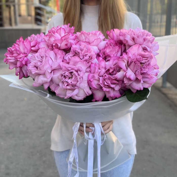 Букет из 15 пышных сиреневых роз Куинс Краун