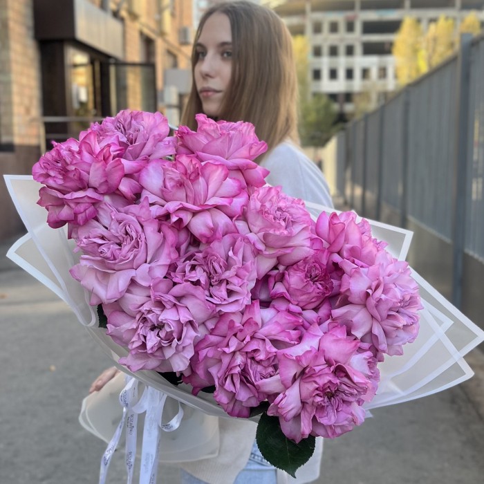 Букет из 15 пышных сиреневых роз Куинс Краун