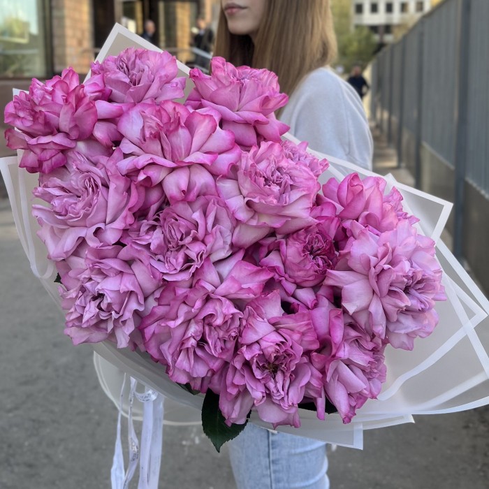 Букет из 15 пышных сиреневых роз Куинс Краун