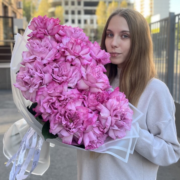 Букет из 15 пышных сиреневых роз Куинс Краун