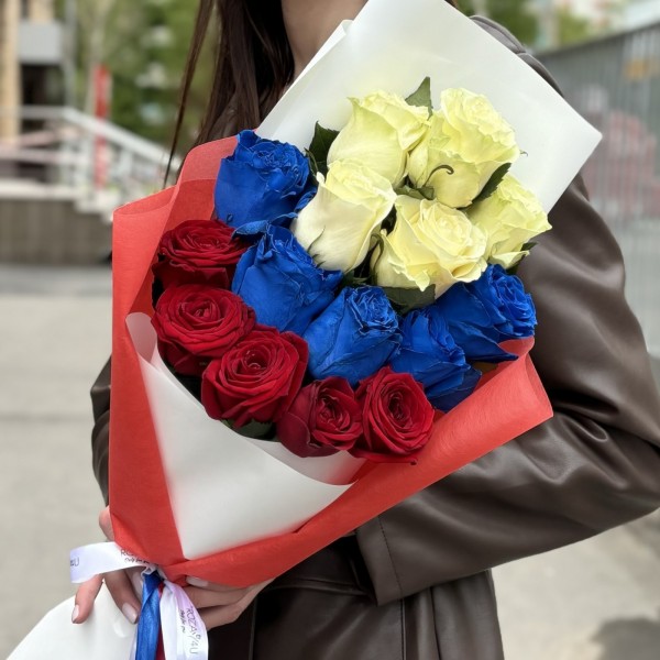 Букет из 15 роз Российский флаг