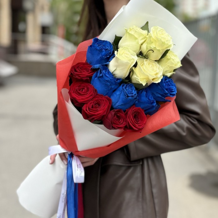 Букет из 15 роз Российский флаг