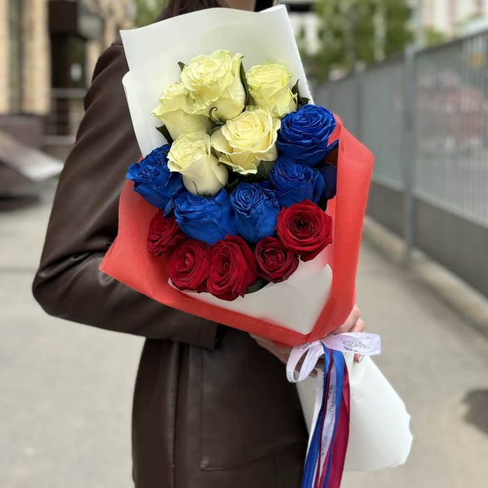 Букет из 15 роз Российский флаг