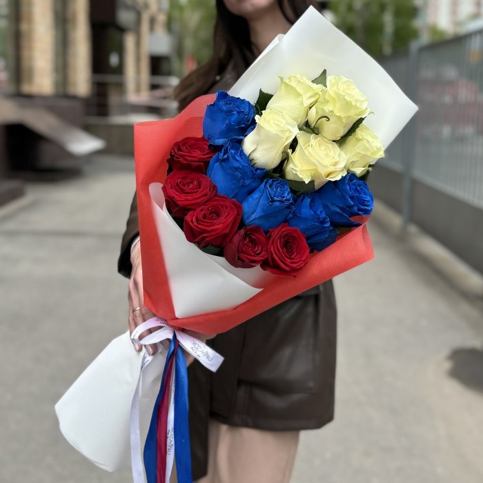 Букет из 15 роз Российский флаг