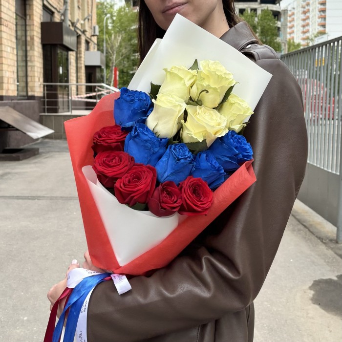 Букет из 15 роз Российский флаг
