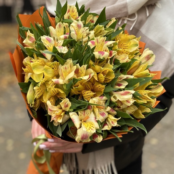 Букет из 15 желтых альстромерий