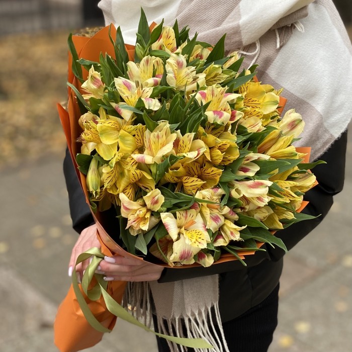 Букет из 15 желтых альстромерий