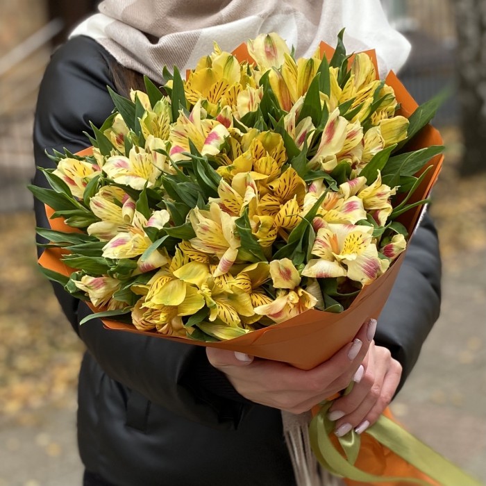 Букет из 15 желтых альстромерий