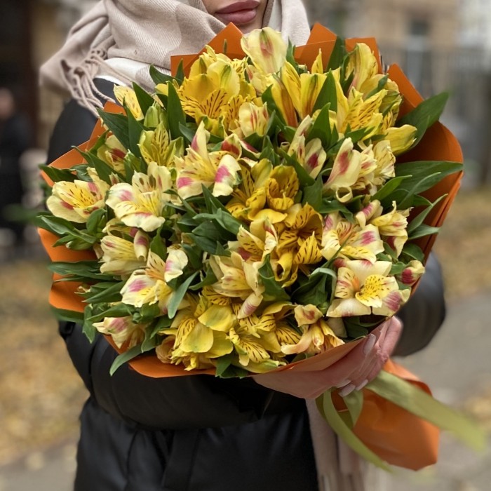 Букет из 15 желтых альстромерий