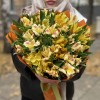 Букет из 15 желтых альстромерий
