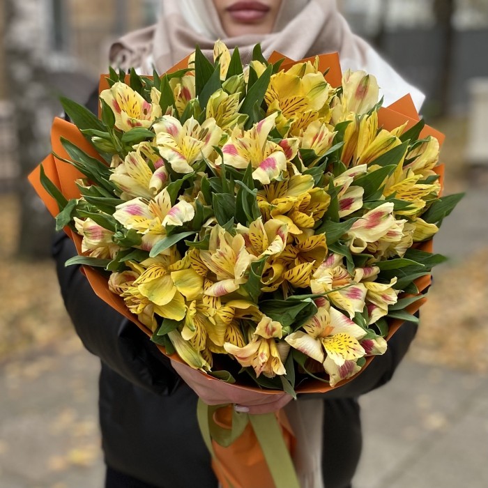 Букет из 15 желтых альстромерий
