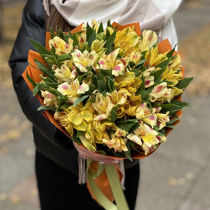 Букет из 15 желтых альстромерий