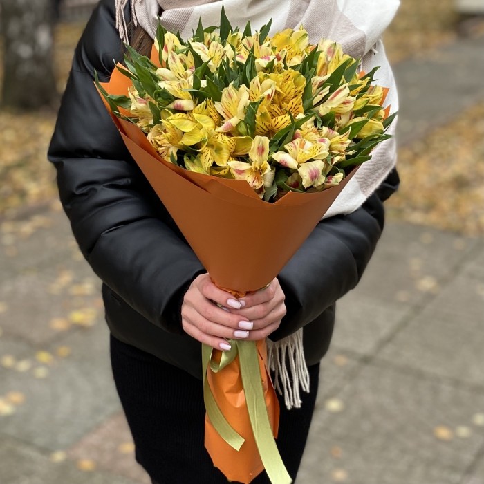 Букет из 15 желтых альстромерий