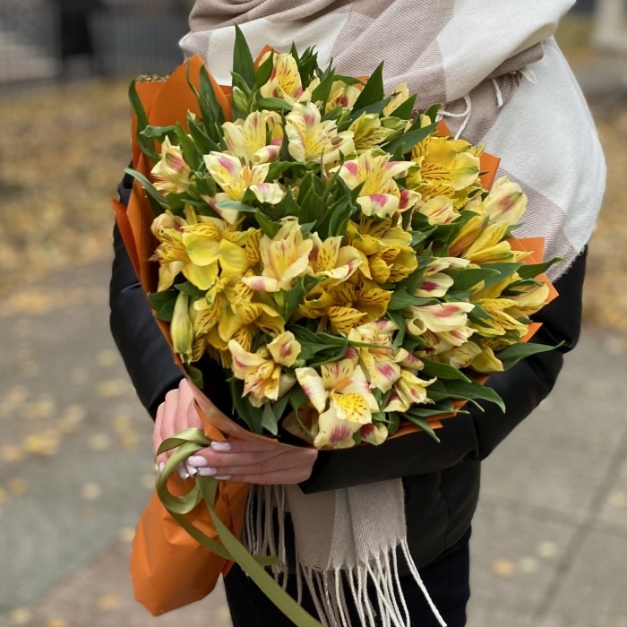 Букет из 15 желтых альстромерий