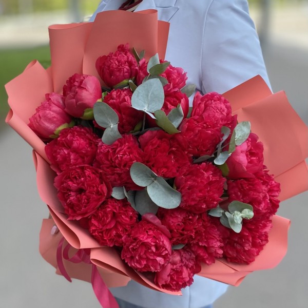 Букет из 21 пиона Перфоманс в упаковке