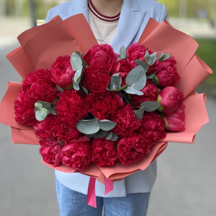 Букет из 21 пиона Перфоманс в упаковке