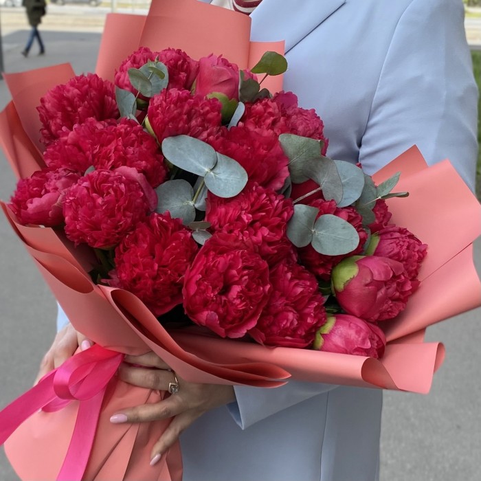 Букет из 21 пиона Перфоманс в упаковке