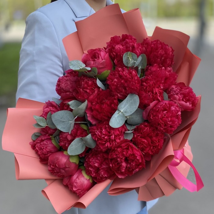 Букет из 21 пиона Перфоманс в упаковке