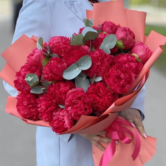 Букет из 21 пиона Перфоманс в упаковке