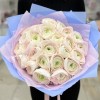Букет из 25 бело-розовых ранункулюсов Ханой