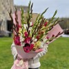 Букет из 25 разноцветных гладиолусов