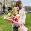 Букет из 25 разноцветных гладиолусов