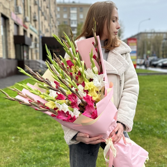 Букет из 25 разноцветных гладиолусов