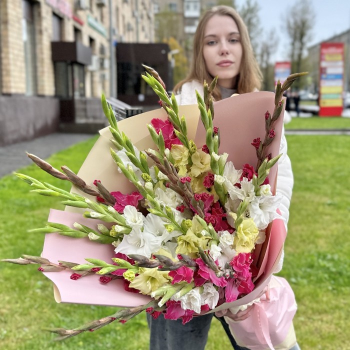 Букет из 25 разноцветных гладиолусов