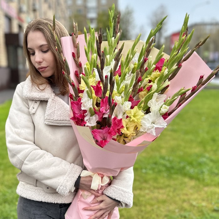 Букет из 25 разноцветных гладиолусов
