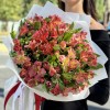Букет из 25 красных альстромерий