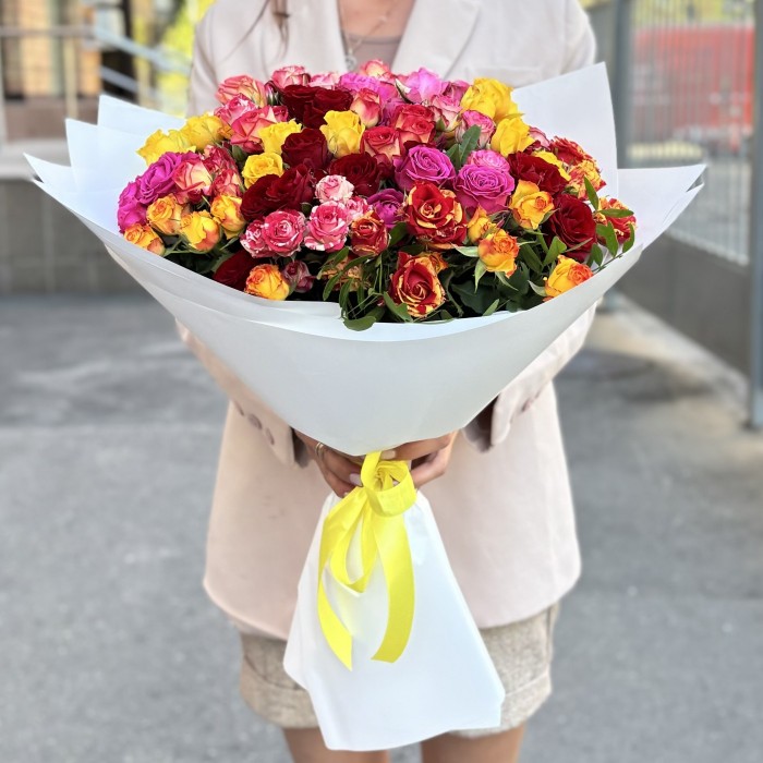 Букет из 25 кустовых и пионовидных роз mix