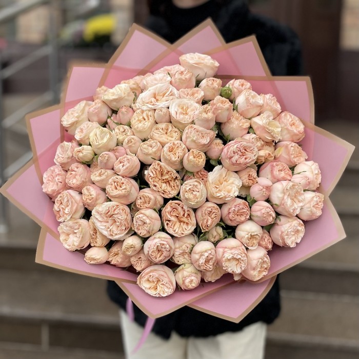 Букет из 25 персиковых роз Джентл Трендсеттер