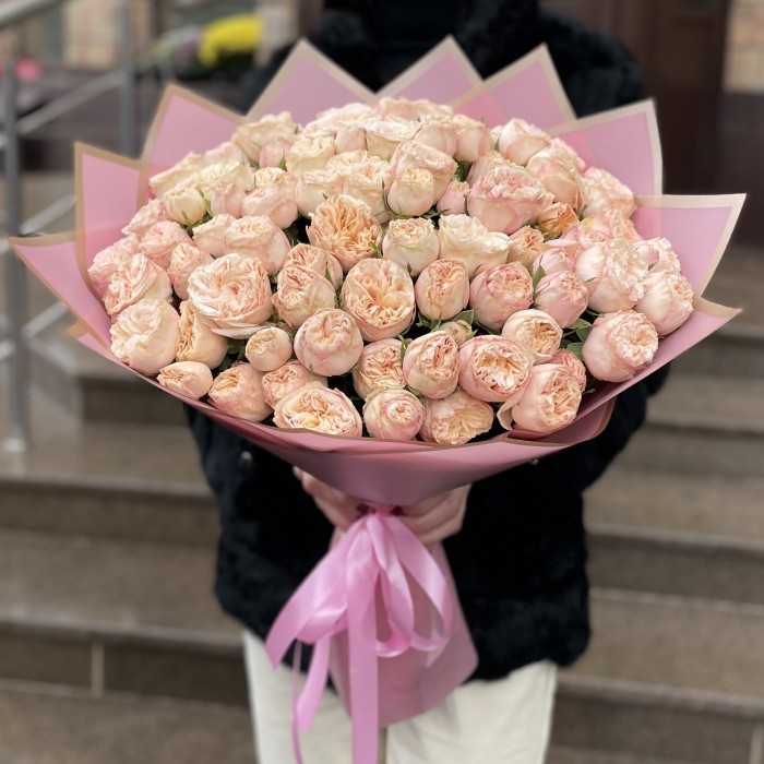 Букет из 25 персиковых роз Джентл Трендсеттер