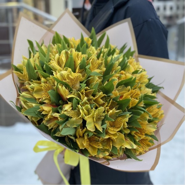 Букет из 25 желтых альстромерий