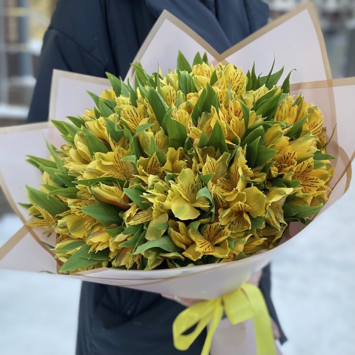 Букет из 25 желтых альстромерий