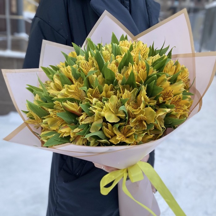 Букет из 25 желтых альстромерий