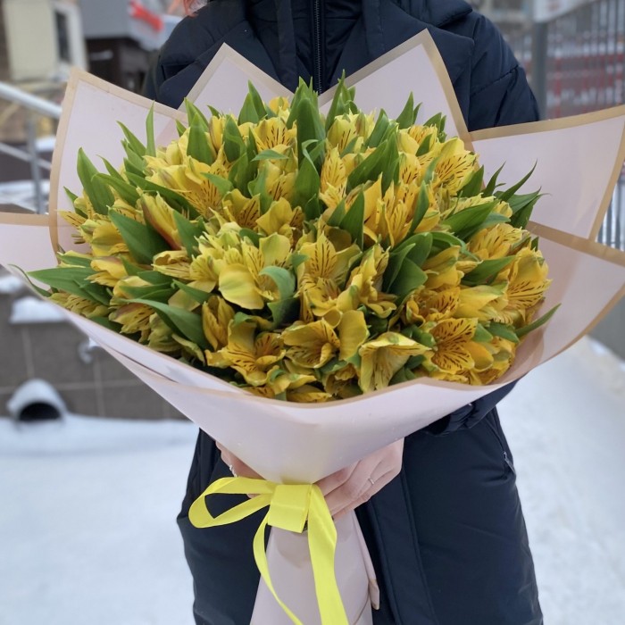 Букет из 25 желтых альстромерий