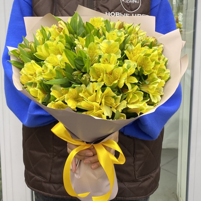 Букет из 27 желтых альстромерий