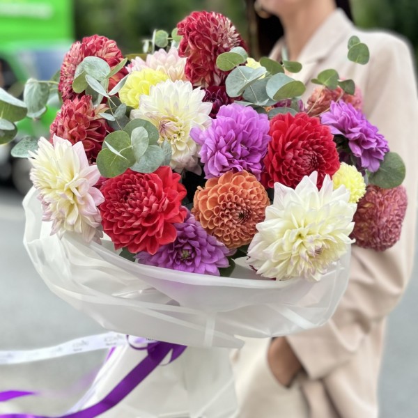 Букет из 29 георгин Яркий микс