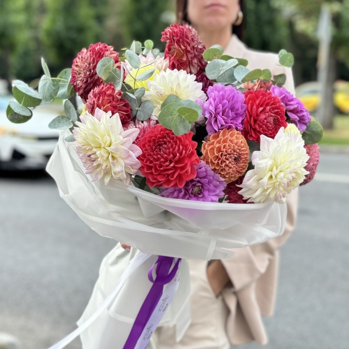 Букет из 29 георгин Яркий микс