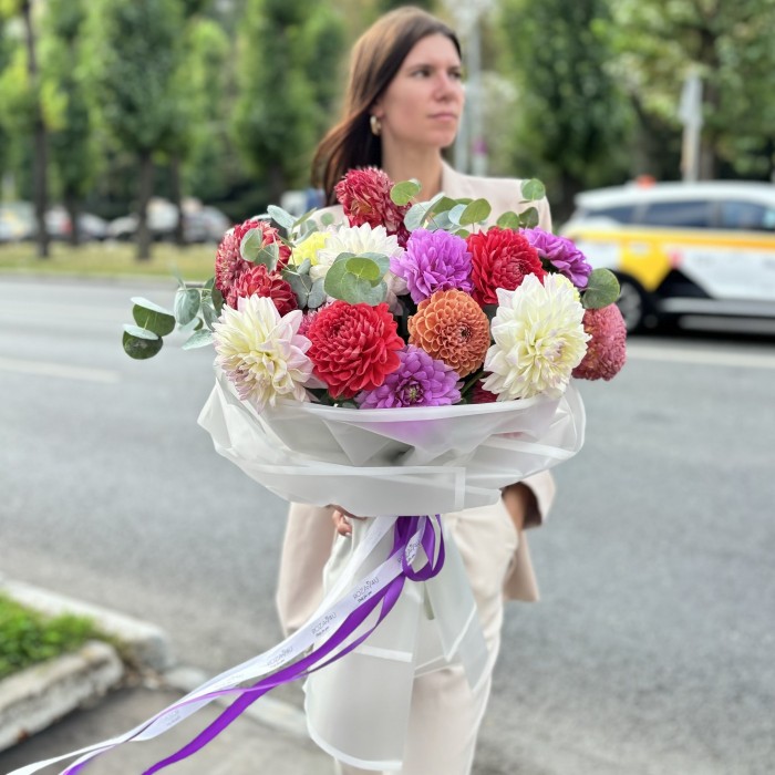 Букет из 29 георгин Яркий микс