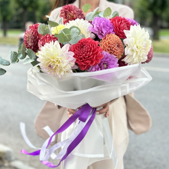 Букет из 29 георгин Яркий микс