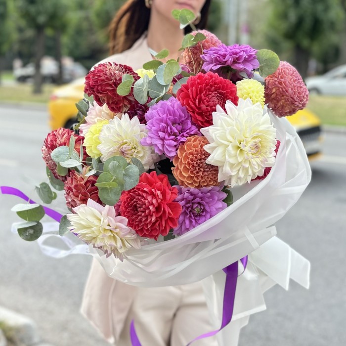 Букет из 29 георгин Яркий микс