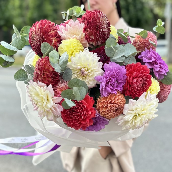 Букет из 29 георгин Яркий микс