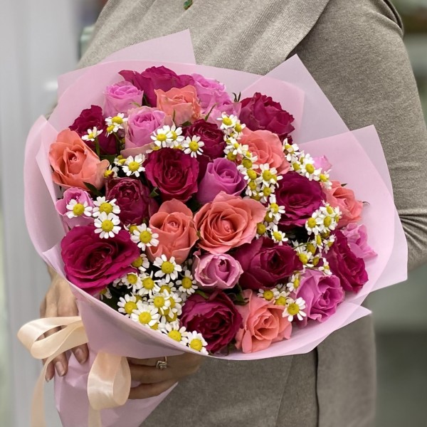 Букет из 29 роз с танацетумом