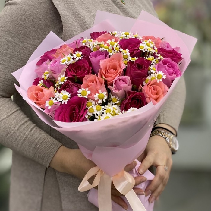 Букет из 29 роз с танацетумом